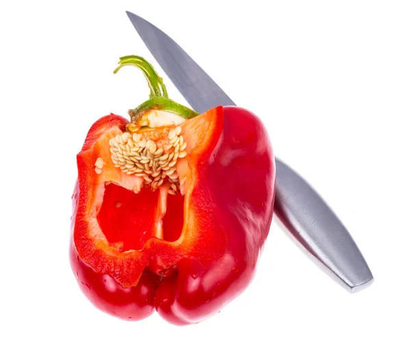 Κόψτε το κόκκινο γλυκό πιπέρι με σπόρους σε λευκό φόντο — Φωτογραφία Αρχείου