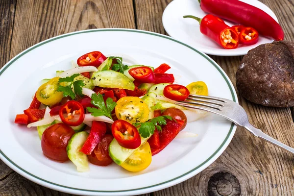 Ensalada picante de verduras frescas con chile —  Fotos de Stock