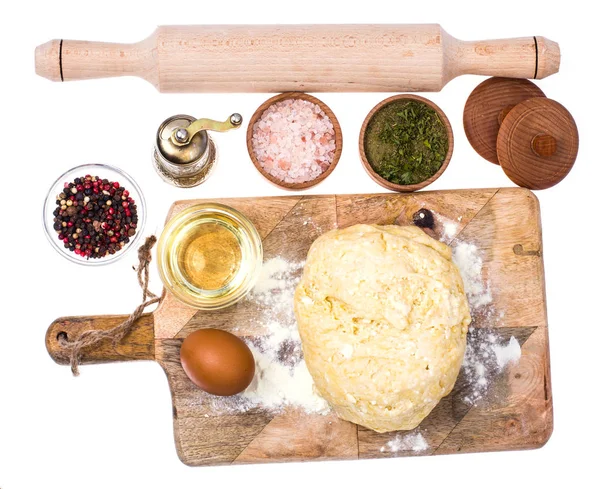 Μπάλα από ζύμη για πίτσα σε ξύλο κοπής ξύλινη κουζίνα με ξεσκόνισμα αλεύρι — Φωτογραφία Αρχείου