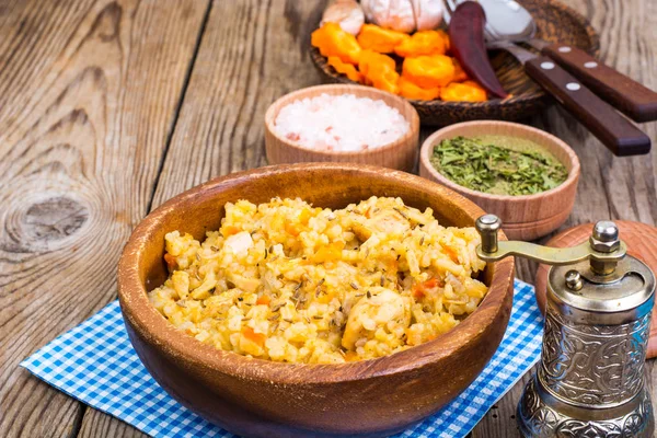 Pilav et ve masada ahşap kase içinde havuç ile