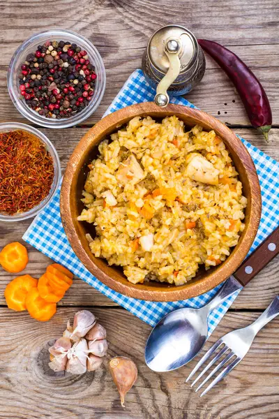 Pilav et ve masada ahşap kase içinde havuç ile