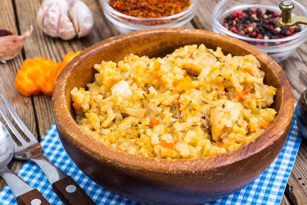 Pilav et ve masada ahşap kase içinde havuç ile