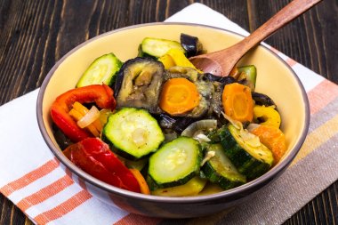 Vejetaryen sebze yahni