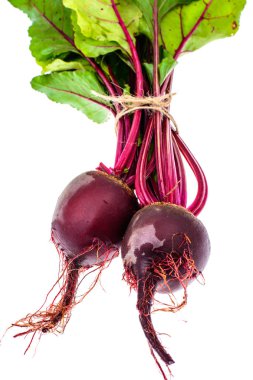 Beyaz arka plan üzerinde izole yapraklarla taze pancar