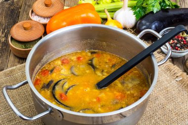 Patlıcan ve domates tencerede vejetaryen sebze çorbası