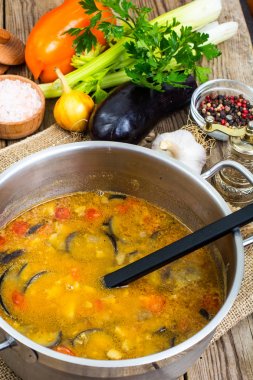 Patlıcan ve domates tencerede vejetaryen sebze çorbası