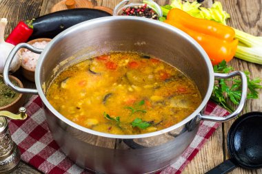Patlıcan ve domates tencerede vejetaryen sebze çorbası
