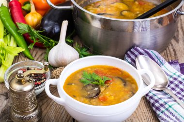 Kırsal akşam yemeği çorba ve sebze ahşap tablo