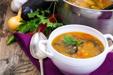 Kırsal akşam yemeği çorba ve sebze ahşap tablo