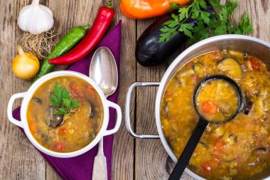 Kırsal akşam yemeği çorba ve sebze ahşap tablo