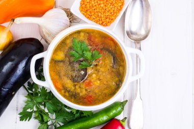 Kırmızı mercimek ile sebze çorbası