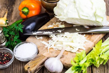Kesme sebze yemek pişirmek için ahşap kesme tahtası üzerinde