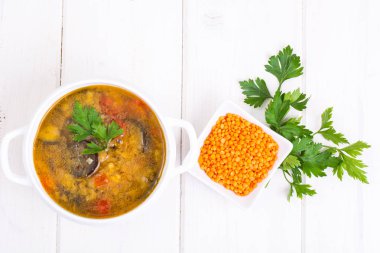 Kırmızı mercimek ile sebze çorbası