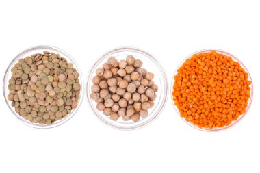 Nohut, turuncu mercimek içinde ve yeşil, beyaz izole