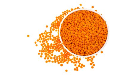 Beyaz arka planda turuncu mercimek