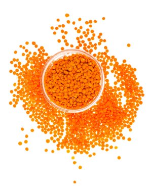 Beyaz arka planda turuncu mercimek