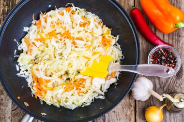 Havuç tavada kıyılmış lahana