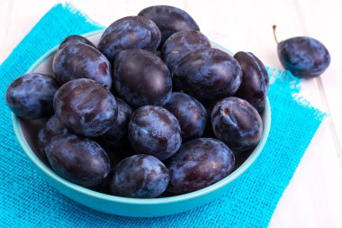 Erik Beyaz ahşap zemin üzerinde mavi seramik kase