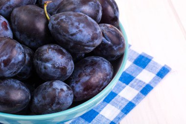 Erik Beyaz ahşap zemin üzerinde mavi seramik kase