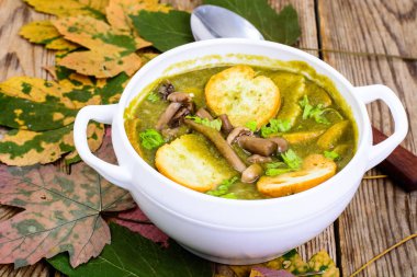 Mantar yemekleri. Sonbahar orman mantar çorbası