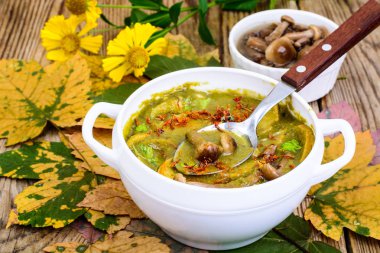 Mantar yemekleri. Sonbahar orman mantar çorbası