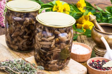 Sonbahar orman Marine mantar cam, tuz, baharat ahşap tablo