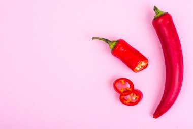 Pastel parlak zemin üzerine pul biber