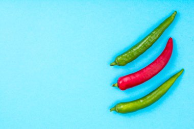 Pastel parlak zemin üzerine pul biber