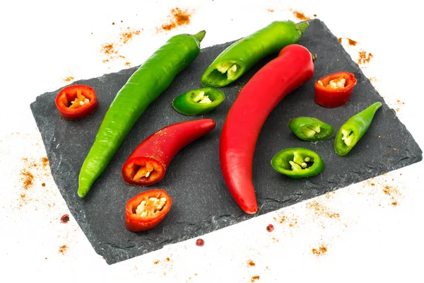 Pimentos de malagueta coloridos em pedra preta — Fotografia de Stock