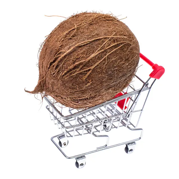 Ganze Kokosnuss im Warenkorb — Stockfoto