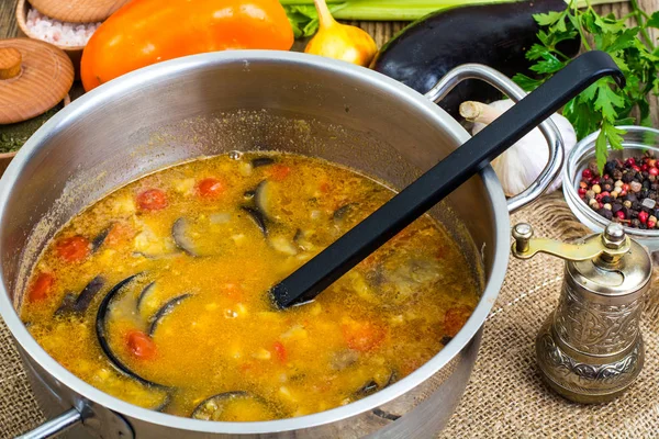 Patlıcan ve domates tencerede vejetaryen sebze çorbası