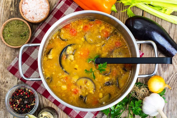 Patlıcan ve domates tencerede vejetaryen sebze çorbası