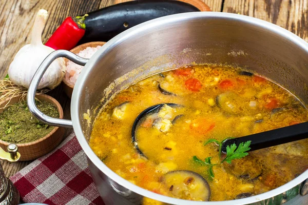 Patlıcan ve domates tencerede vejetaryen sebze çorbası