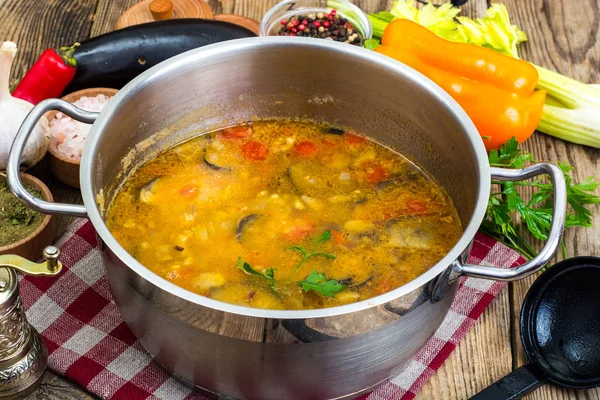 Patlıcan ve domates tencerede vejetaryen sebze çorbası