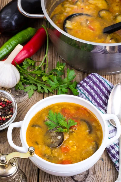 Kırsal akşam yemeği çorba ve sebze ahşap tablo