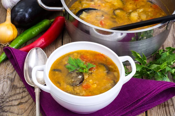 Kırsal akşam yemeği çorba ve sebze ahşap tablo