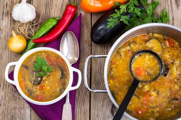 Kırsal akşam yemeği çorba ve sebze ahşap tablo