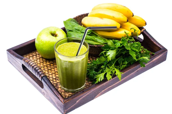 Cocktail verde orgânico fresco feito de frutas e legumes como uma bebida saudável na bandeja de madeira — Fotografia de Stock