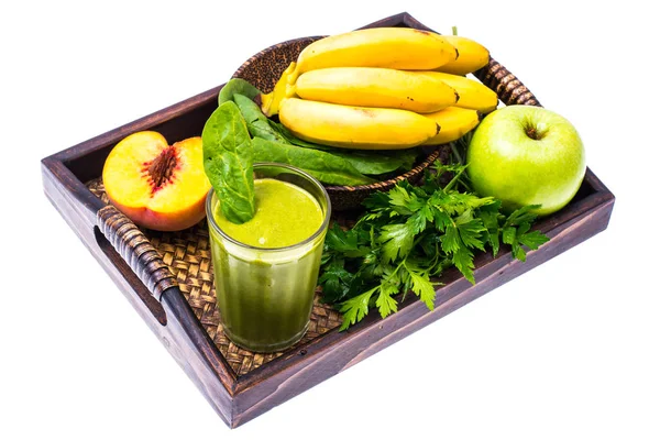 Свежий органический зеленый коктейль из фруктов и овощей в качестве здорового напитка на деревянном подносе — стоковое фото