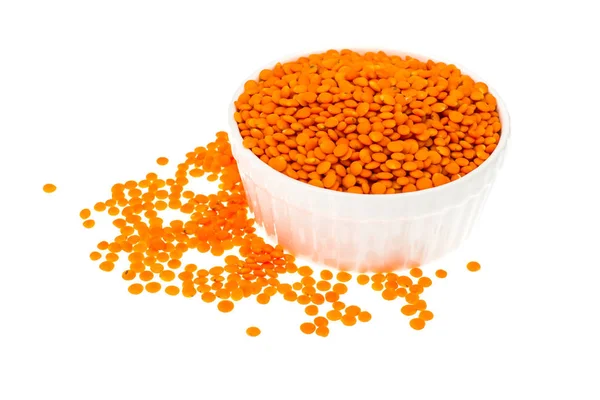 Orangefarbene Linsen auf weißem Hintergrund — Stockfoto
