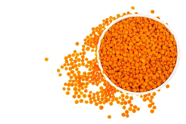 Beyaz arka planda turuncu mercimek