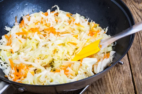 Havuç tavada kıyılmış lahana