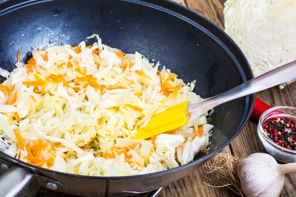 Havuç tavada kıyılmış lahana