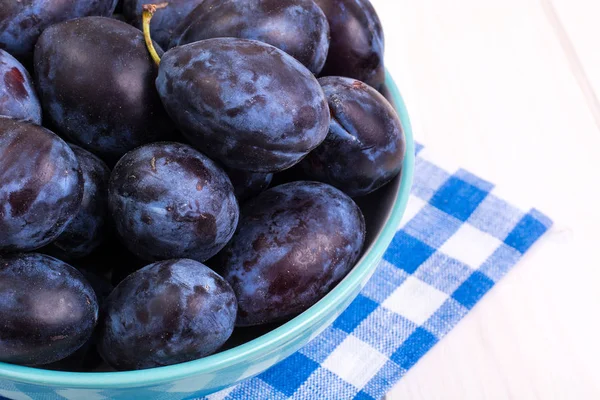 Erik Beyaz ahşap zemin üzerinde mavi seramik kase