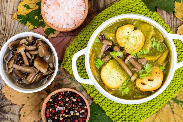 Mantar yemekleri. Sonbahar orman mantar çorbası