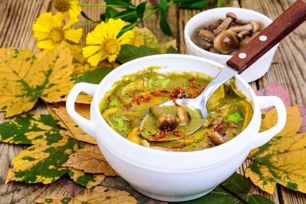 Mantar yemekleri. Sonbahar orman mantar çorbası