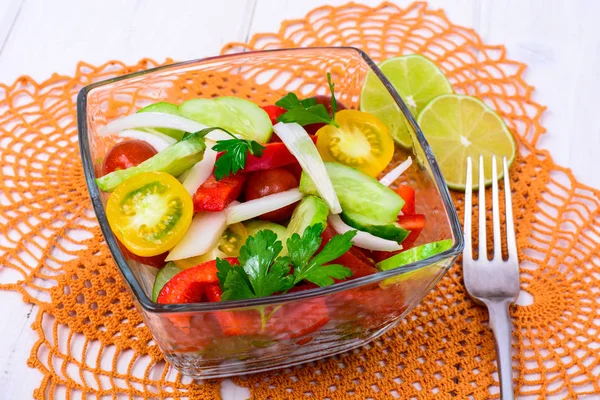 Vejetaryen Menü. Cam kase sebze salatası