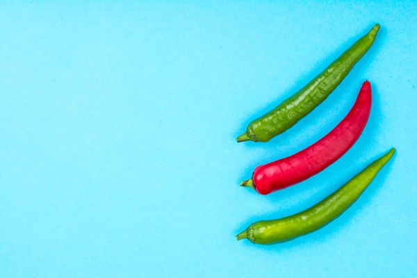 Πιπεριές τσίλι σε παστέλ φωτεινό φόντο — Φωτογραφία Αρχείου
