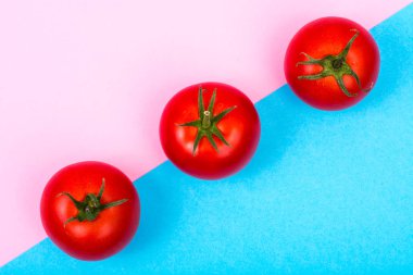 Pastel parlak arka plan kırmızı domates ile