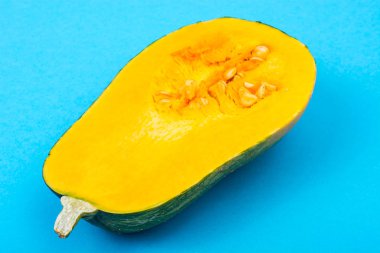 Kabak parlak arka plan üzerinde yarısı